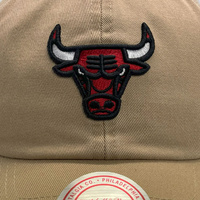 Mitchell & Ness Chicago Bulls Dad Hat Team Logo Khaki OSFM