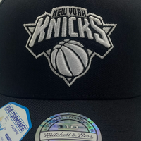 Mitchell & Ness New York Knicks Flexfit 110 Evergreen Core White Logo Black OSFM