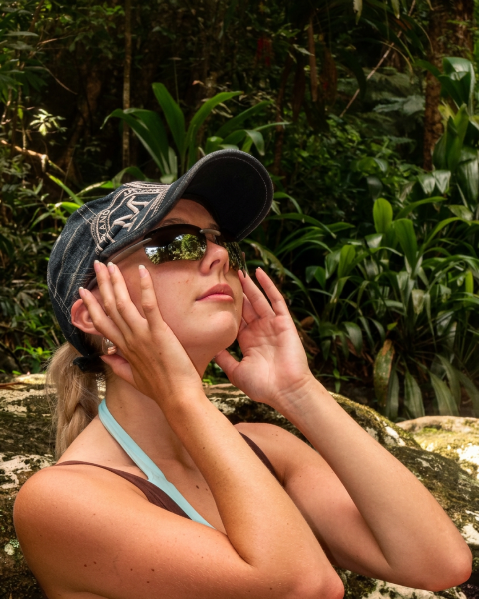 Photochromic lens adapting between sun and shade